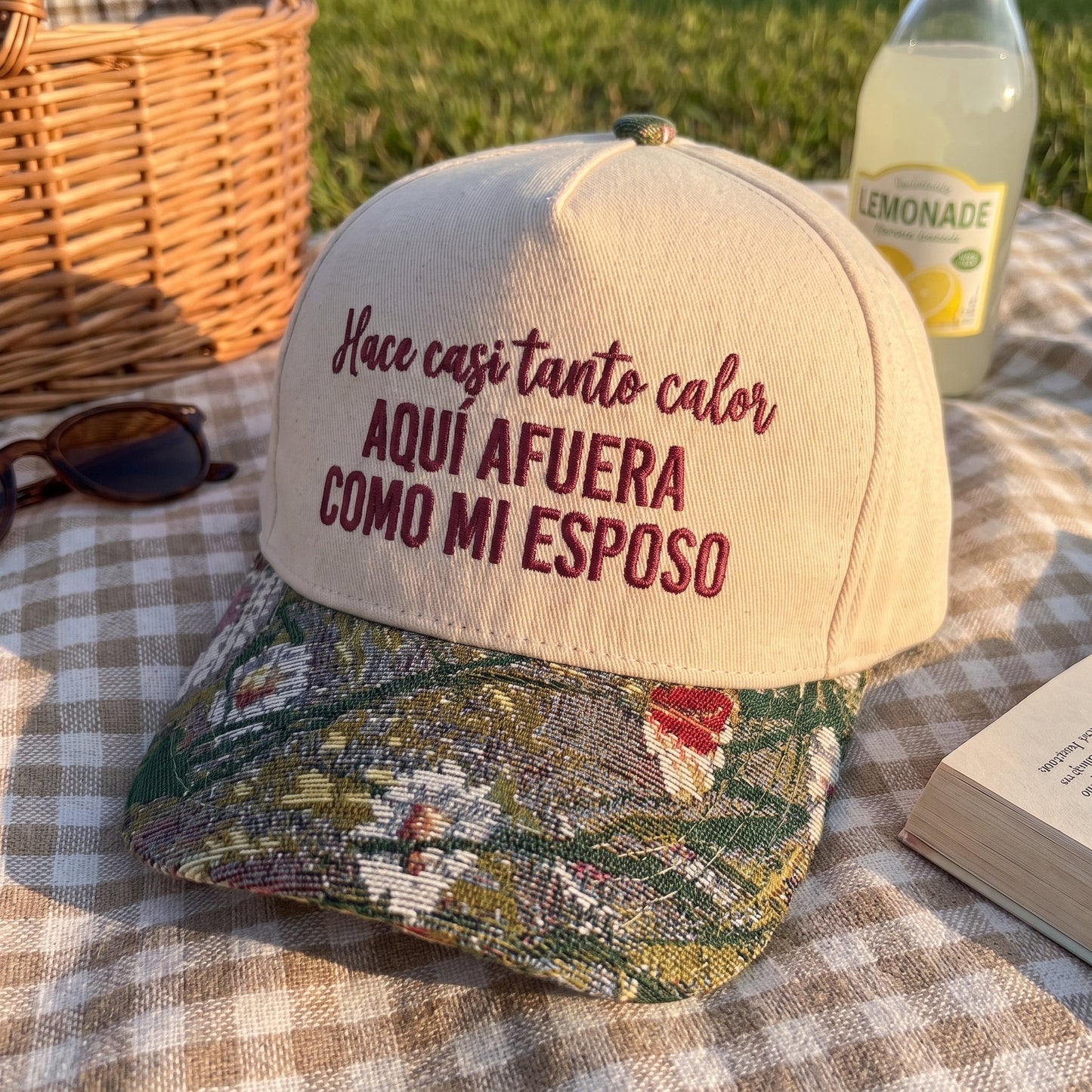 Aquí Afuera Como Mi Esposo FLoral Hat